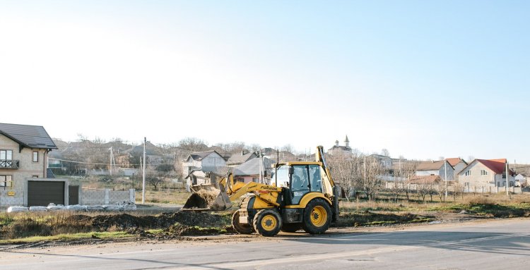 Lucrări de curățare a acostamentului pe traseul Chișinău-Odesa